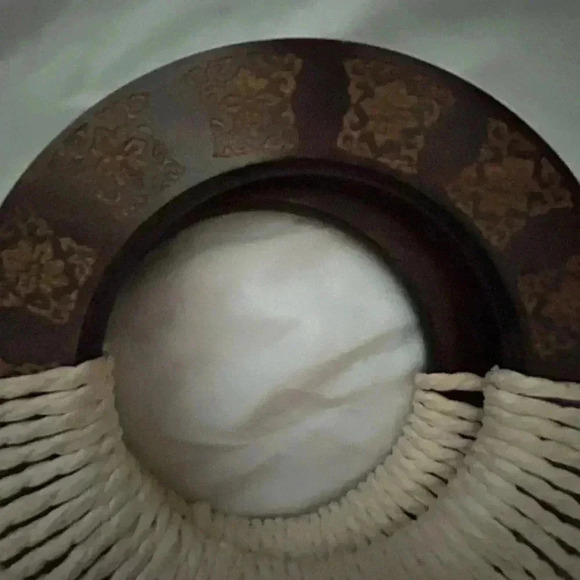 COLDWATER CREEK HALF MOON-CROCHET STYLE PURSE GOLD LINING WOOD LOOK HANDLES - Picture 2 of 5